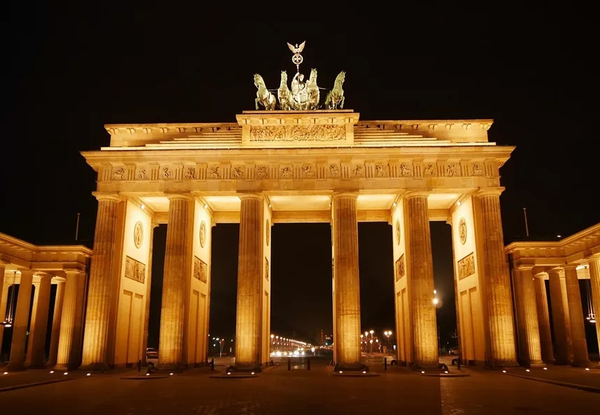 A view of the Brandenburg Gate lit up at nigh time